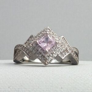Chic Silver Ring with Pink Gemstone